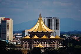 Dewan Undangan Negeri sarawak, di Mana Perundangan dan dasar dasar Kerajaan Negeri Sarawak di bahas dan di luluskan. Mempunyai bentuk yang unik dan rekabentuknya merangkumi senibina kaum kaum yang ada di Sarawak.